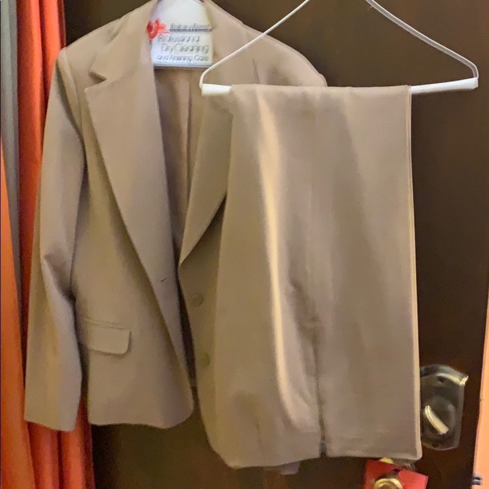 Pants suit